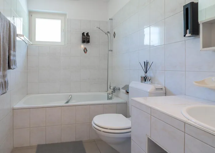 Schoene An Toplage Mit Gratis Parkplatz! Gambarogno